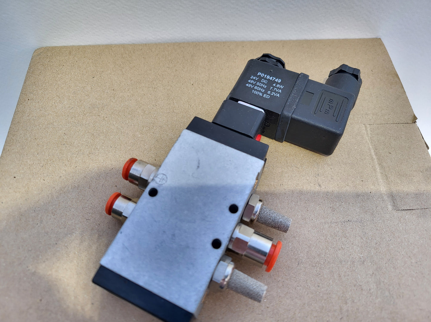 P2LAX511ES, légszelep, Parker Hannifin, P2FCB mágnestekercses szeleppel együtt