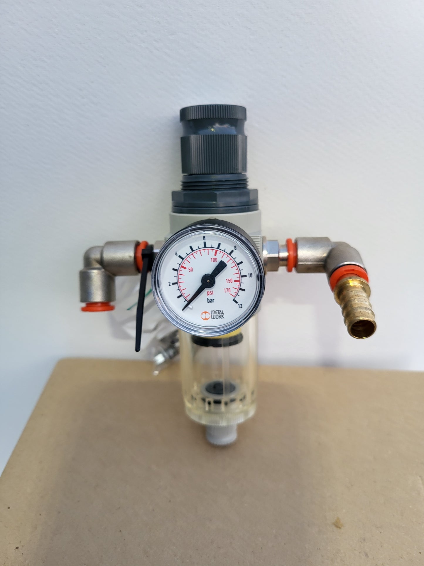Druckregler aus Metall mit Filter und Manometer