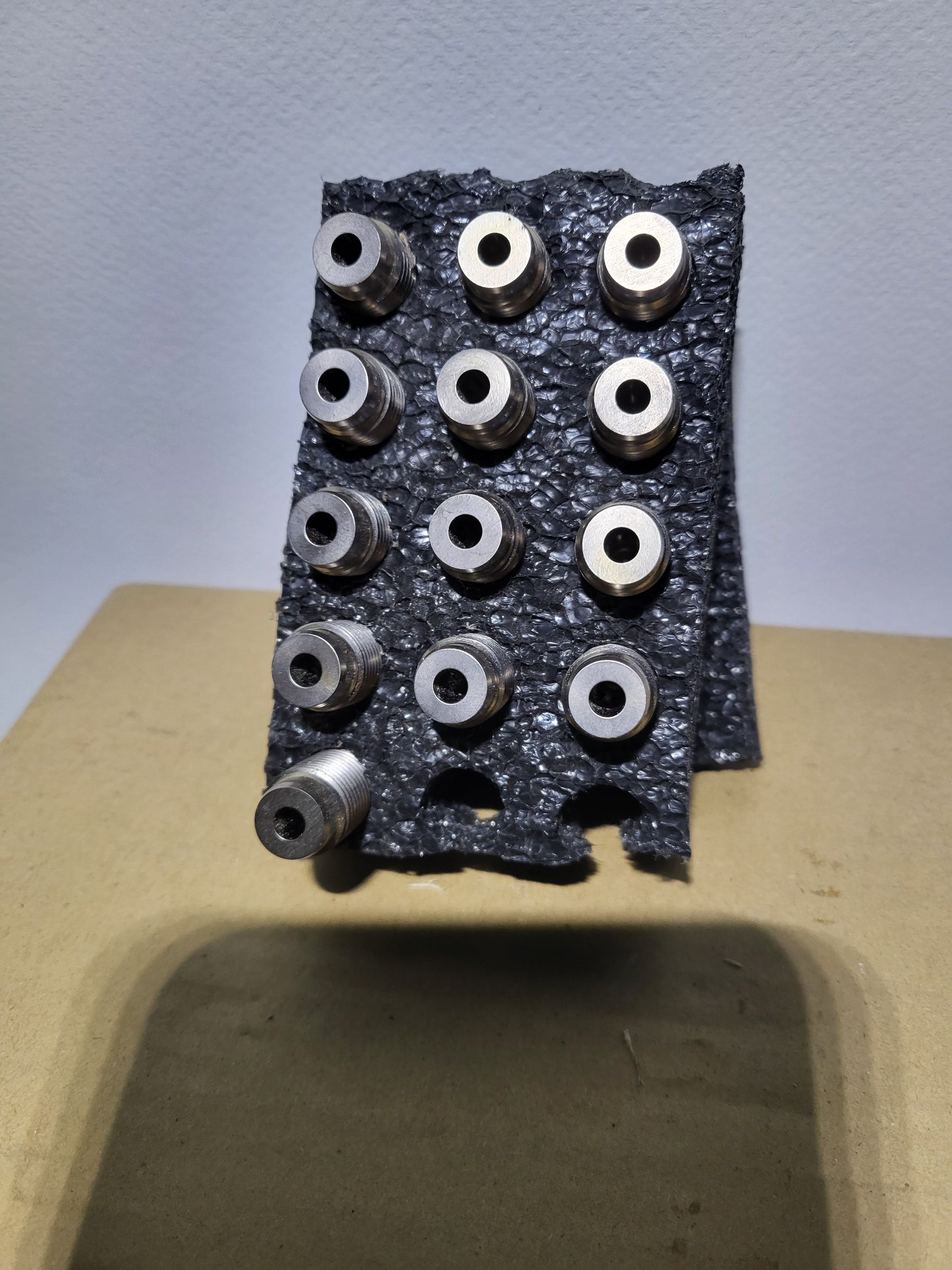 Důzni - the head unit of a hot channel nozzle