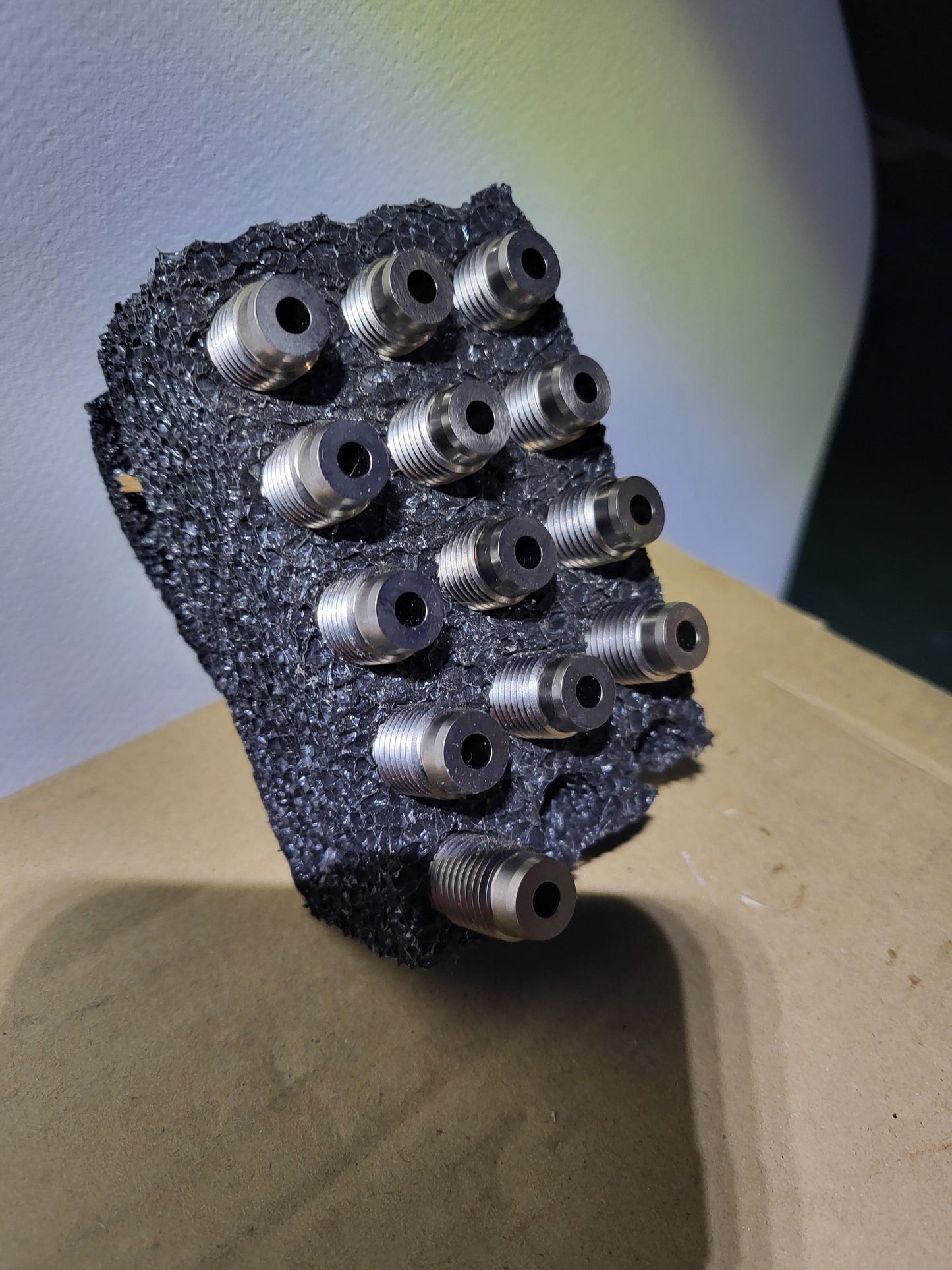 Důzni - the head unit of a hot channel nozzle