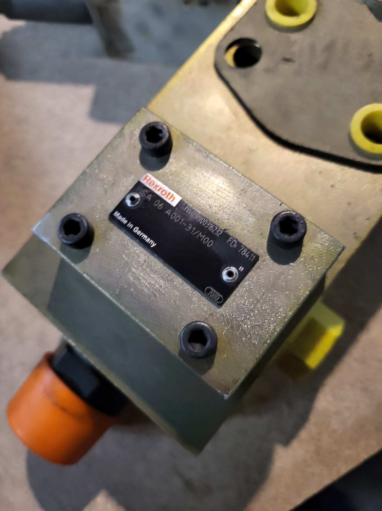 R900940055 (DBA 15 F2-22/315) szivattyú biztonsági blokk + R900316232 (SA 06 A001-31/M00) burkolati takarólemez, Rexroth