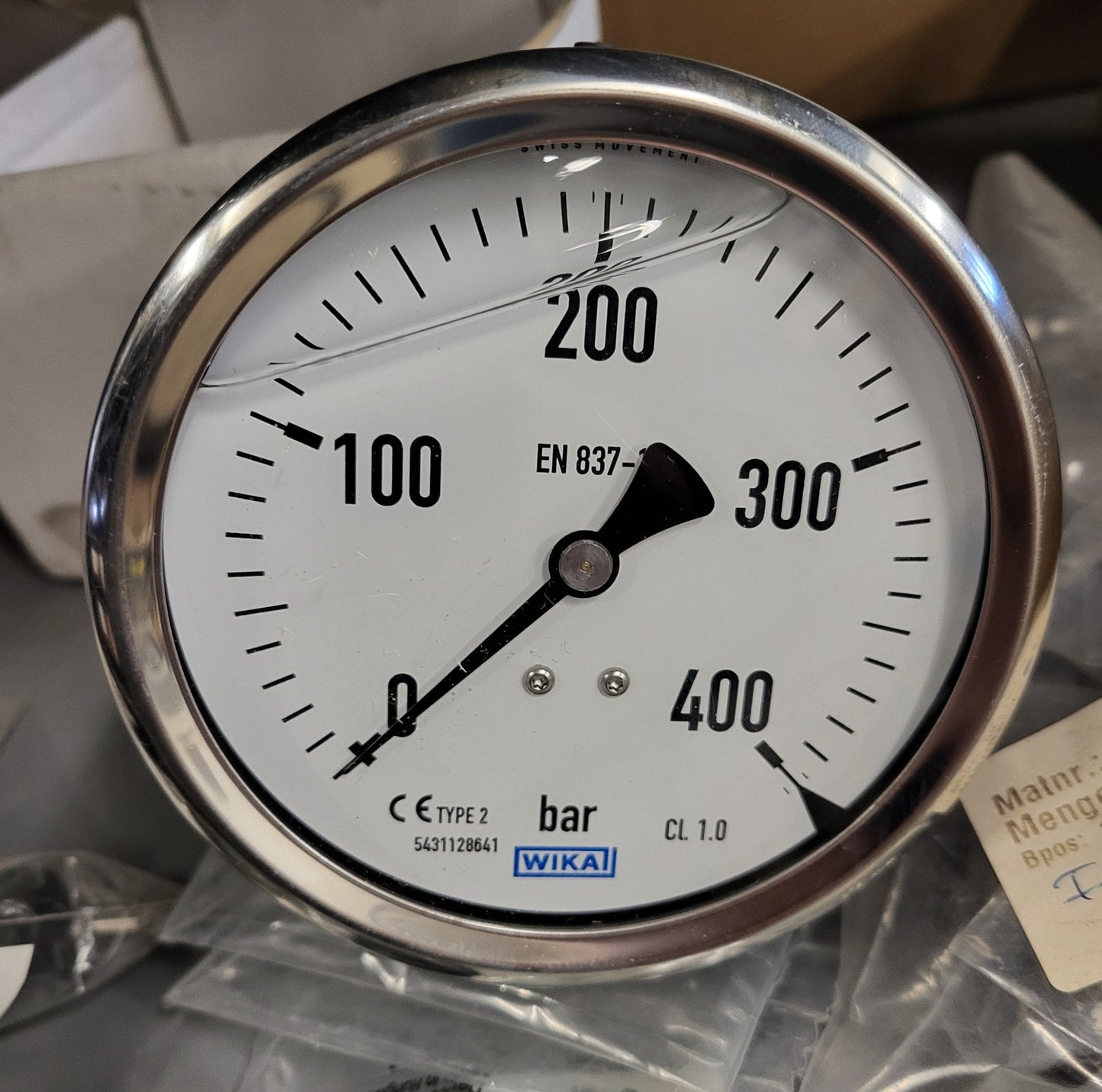 9023410, 213.53.100, WIKA G1/2 analóg nyomásmérő, 400bar, hátsó bemenetes, 100mm külső átmérővel