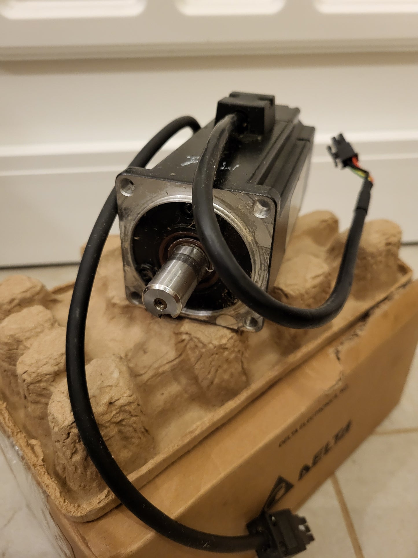 ECMA-C20604RS Delta, AC-szervo motor, 0.4kW, 1.27Nm