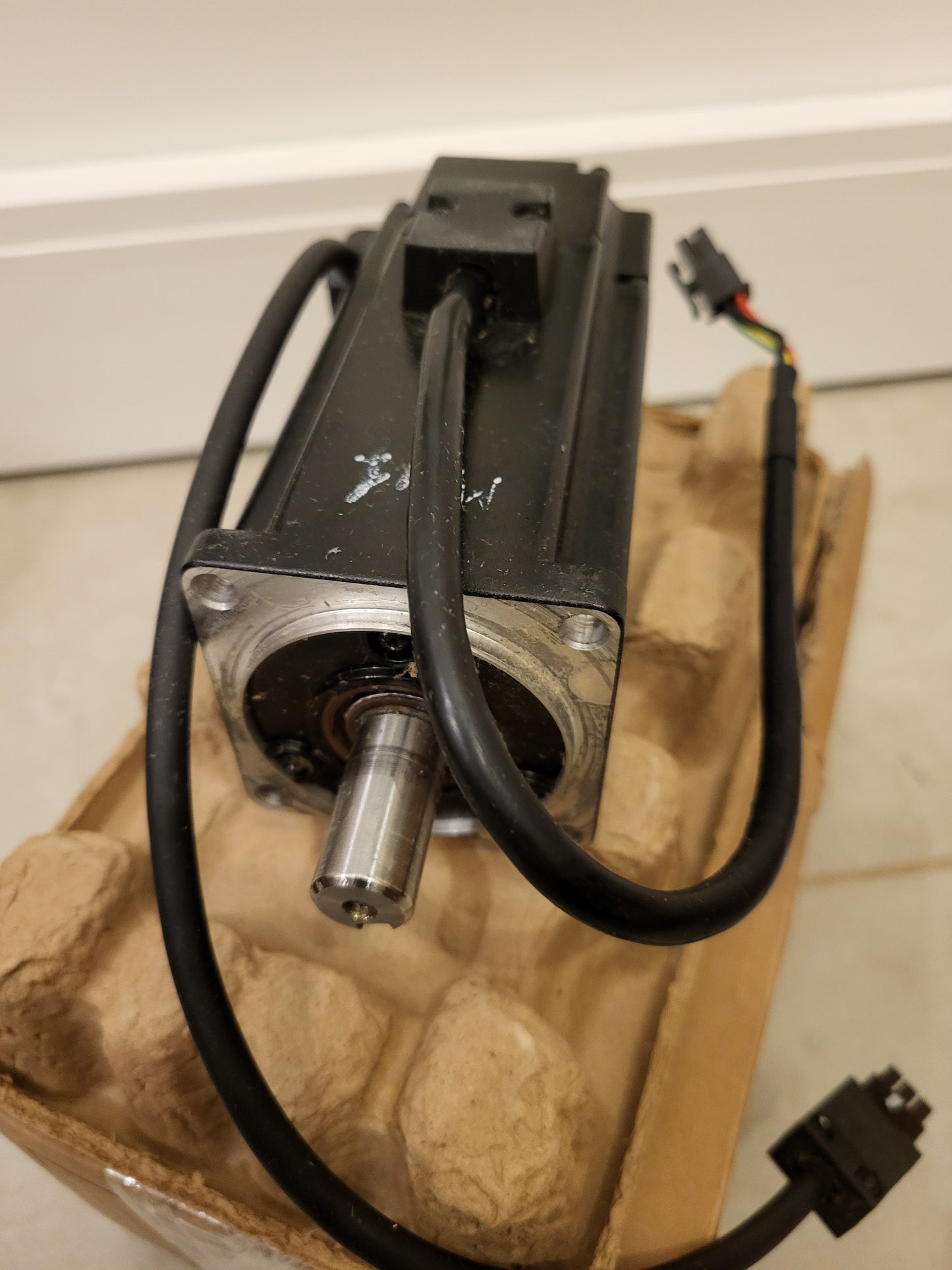 ECMA-C20604RS Delta, AC-szervo motor, 0.4kW, 1.27Nm