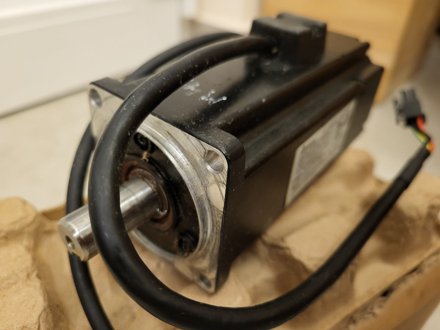 ECMA-C20604RS Delta, AC-szervo motor, 0.4kW, 1.27Nm