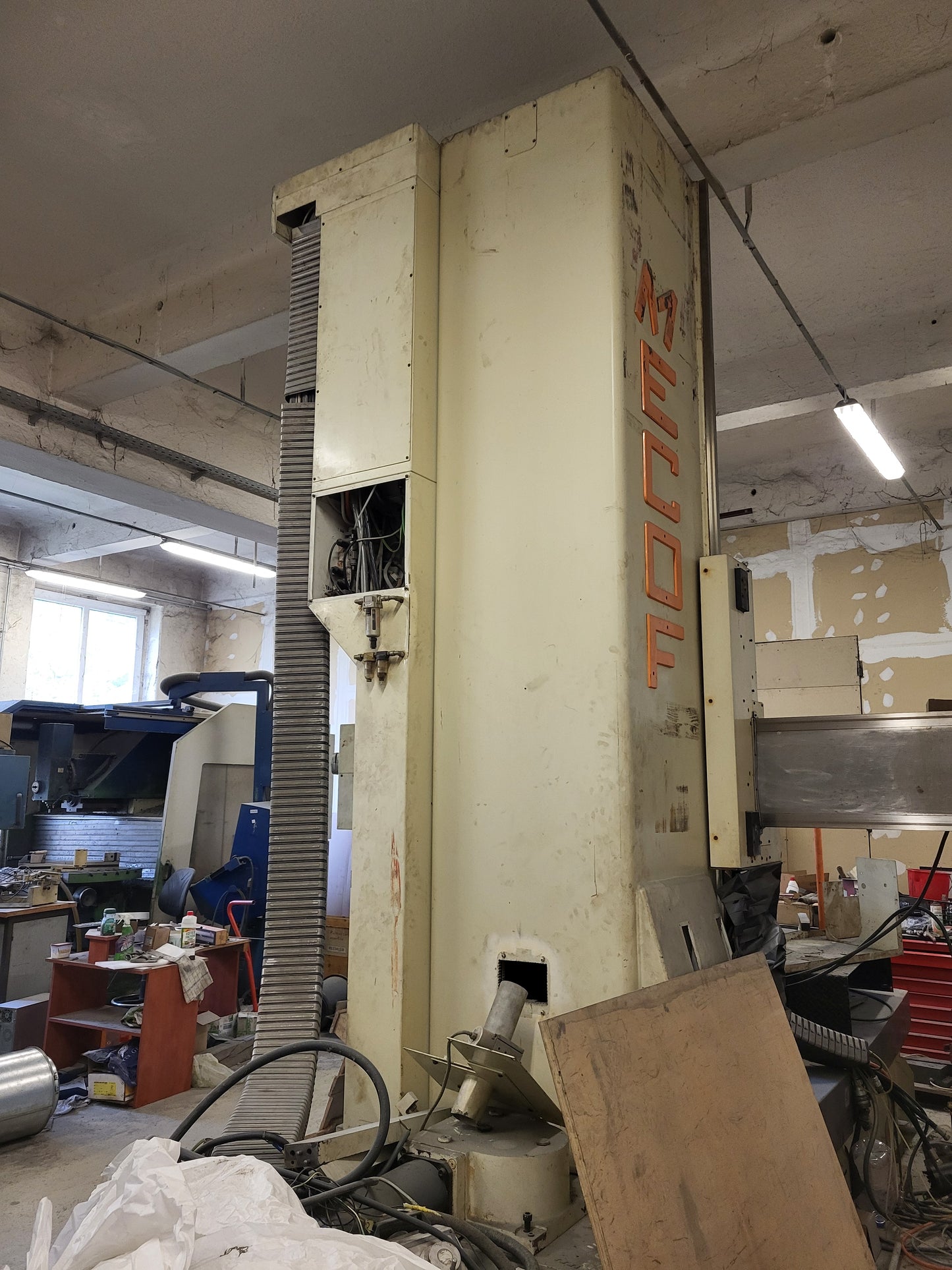 DGT2, MECOF, Fahrständerfräsmaschine