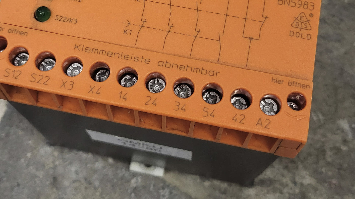 BN598353/104, DOLD Not-Aus-Sicherheitsrelais, dies ist die Suffix-Version 104!