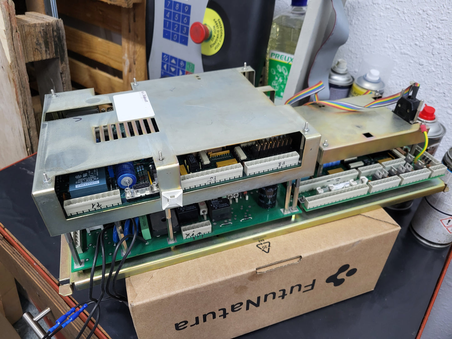 SC70, Robosoft-Bedienfeld (Bedienfeld von Haco, HSLX 3000, NC-hydraulische Blechschere) und dessen Zentraleinheit mit der Teilenummer 411-1208, (SC70)