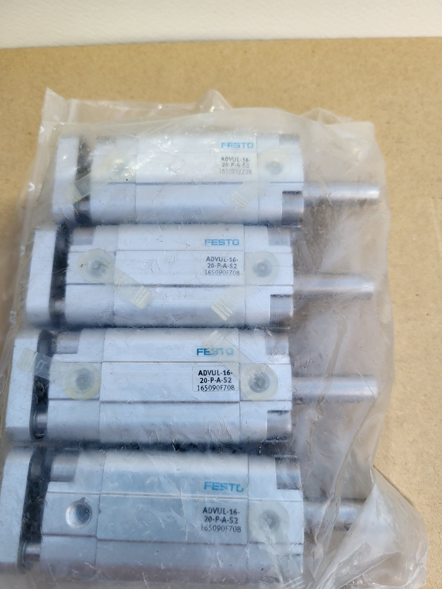 ADVUL-16-20-P-A-S2 Kompakt pneumatikus munkahenger, FESTO