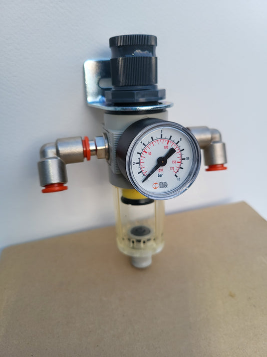 Druckregler aus Metall mit Filter und Manometer