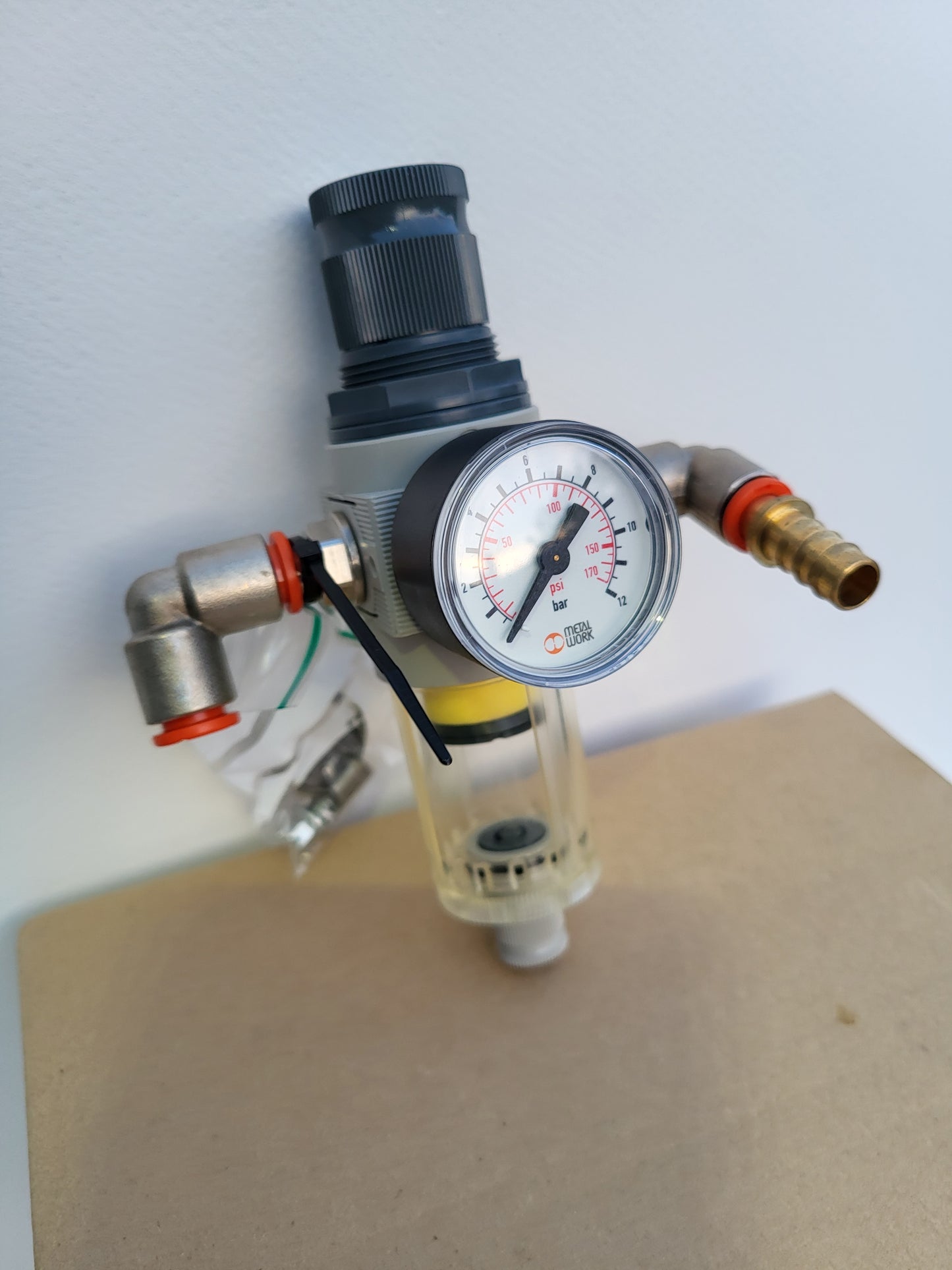 Druckregler aus Metall mit Filter und Manometer