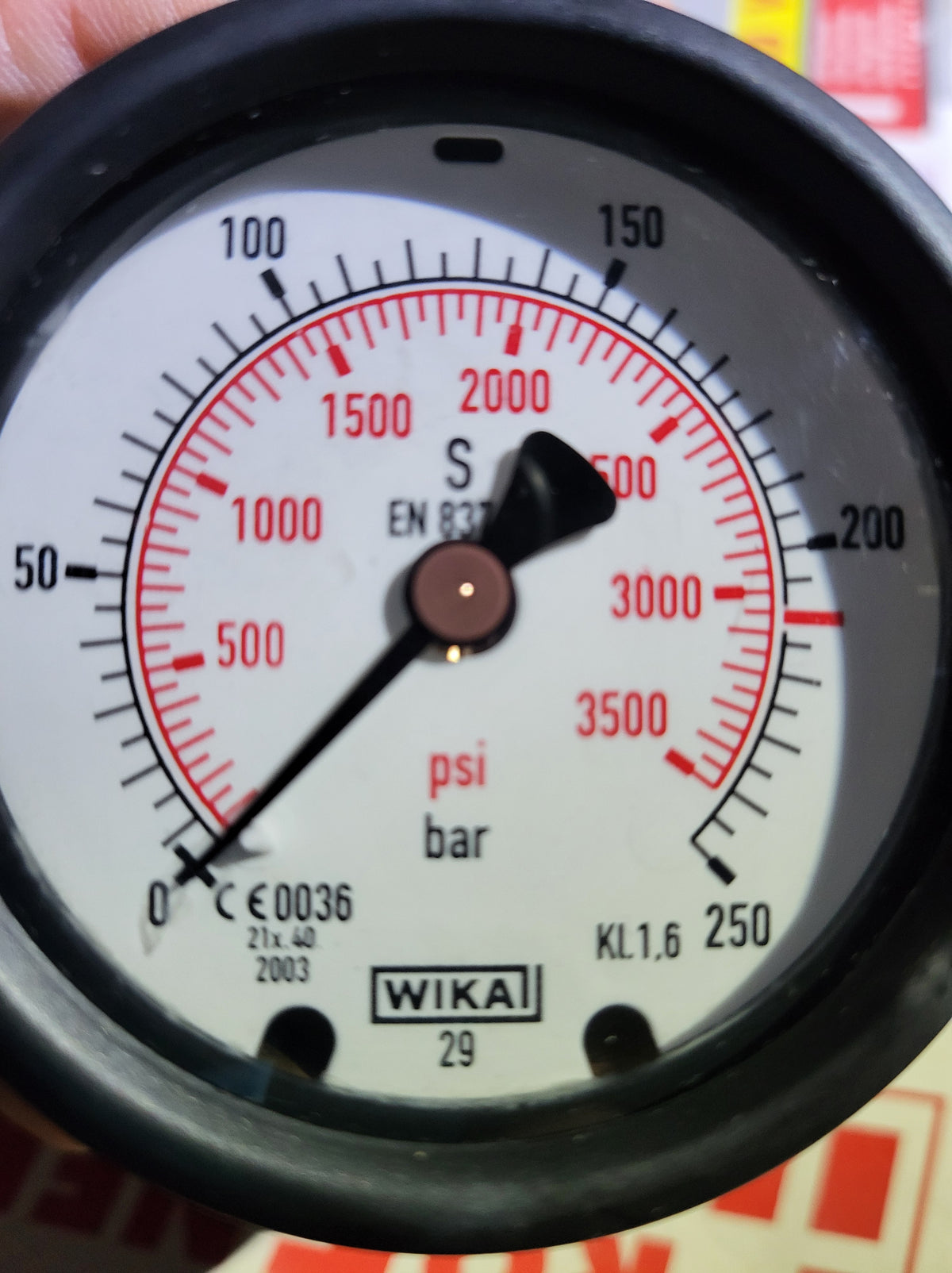 EN837, Wika 29 nyomásmérő, 250bar