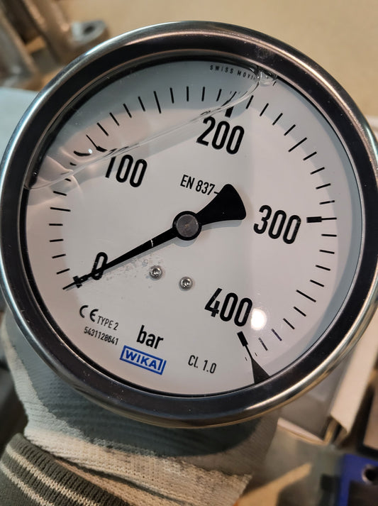 9023410, 213.53.100, WIKA G1/2 analog pressure gauge, 400bar, rear inlet, 100mm outer diameter