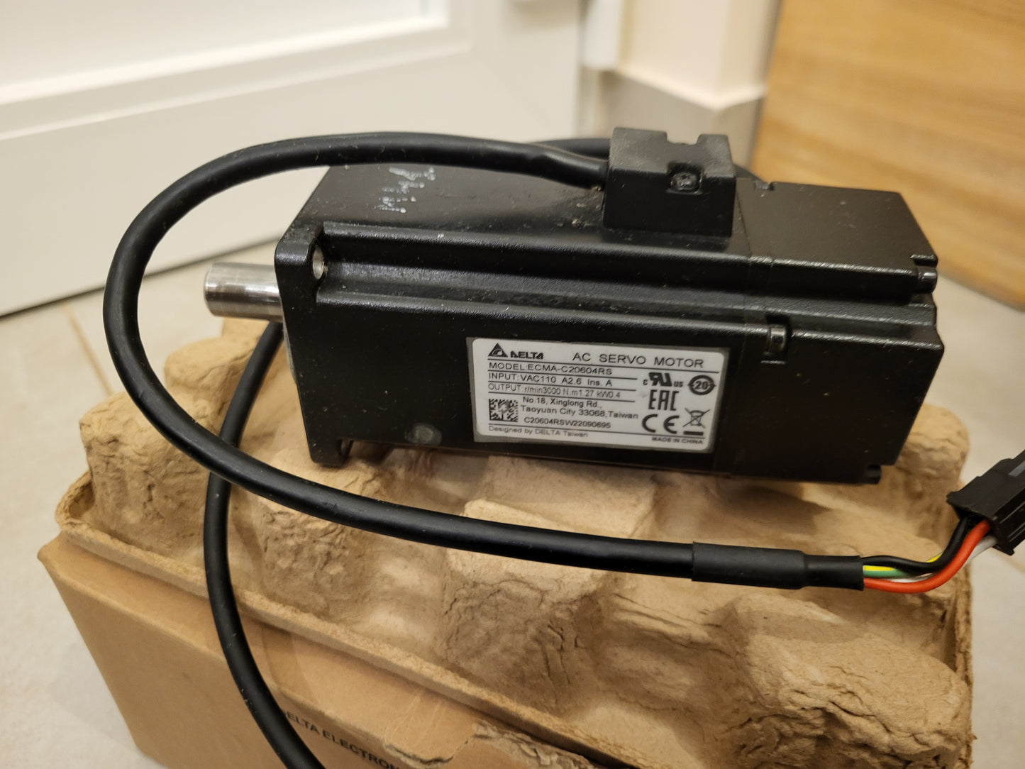 ECMA-C20604RS Delta, AC-szervo motor, 0.4kW, 1.27Nm